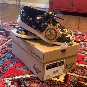 NIB *Dr. Martens* Darcy Floral Canvas size 7